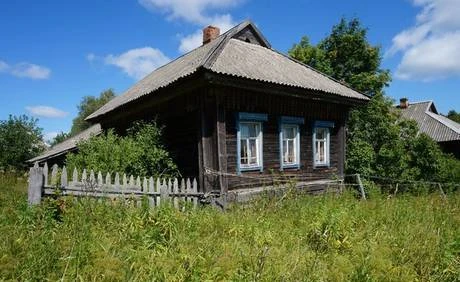 Фото Бревенчатый дом в тихой деревне,