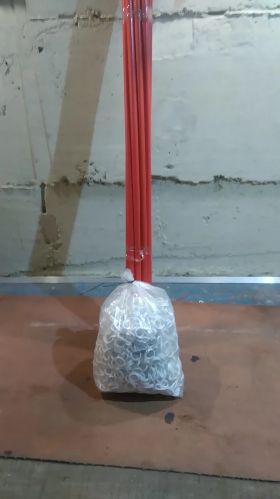 Фото Стойки горнолыжные высотой - 2,5м, стенка - 3мм, с 3-мя крючками(за наличные) 20шт.