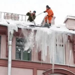 Фото №3 Очистка кровли от снега наледи и сосулек
