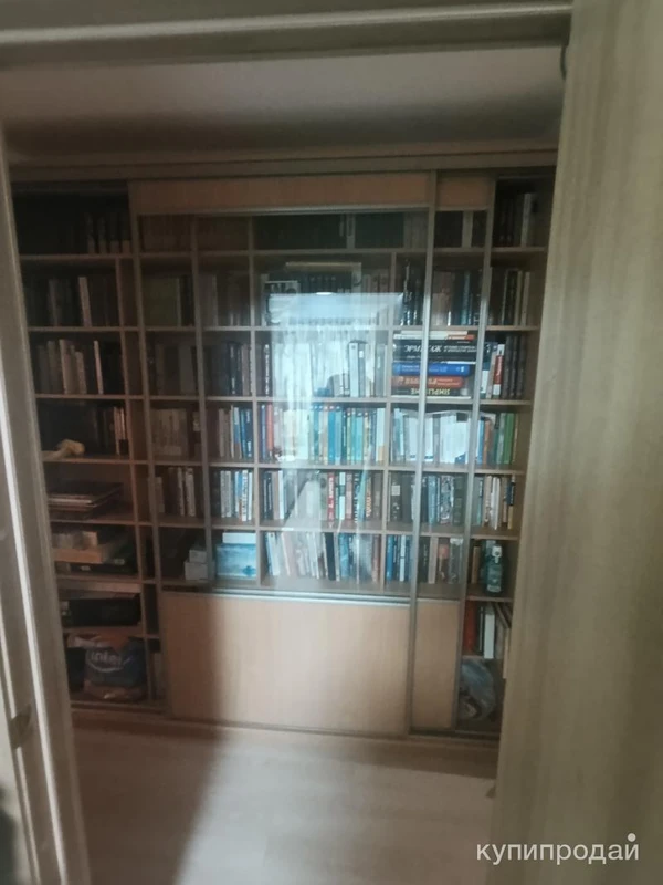 Фото Продаю книжный стеллаж