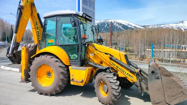 Фото Траншеи и котлованы экскаватором-погрузчиком