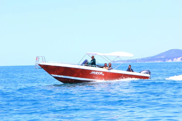 Фото Максимус-850 лодка моторная, пластиковая