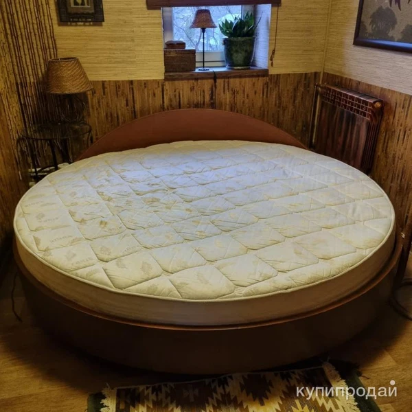 Фото Б/У круглая кровать из массива дерева (диаметр 210 см) с матрацем.