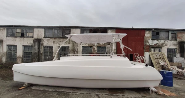 Фото Кайман-800, катамаран пластиковый, белый, моторный.