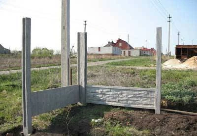 Фото Установка бетонных секционных заборов