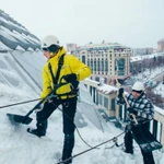 Фото №3 Уборка снега с крыш. Очистка кровли от снега.