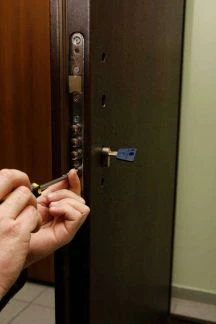 Фото Установка, замена, ремонт замков на всех типов две
