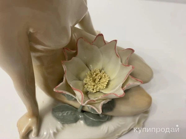 Фото Обнаженная девушка с лотосом