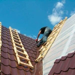 Ремонт крыши дома с заменой кровли в Старом Шайгове, бригада кровельщиков