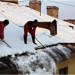 Уборка крыш от снега, уборка мусора и снега во дворе.