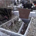 Уборка могил на кладбище