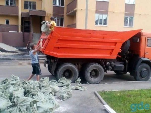 Фото Машина с грузчиками для вывоза старой мебели