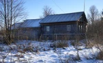 фото Крепкий бревенчатый дом в жилой деревне, на берегу реки, 250