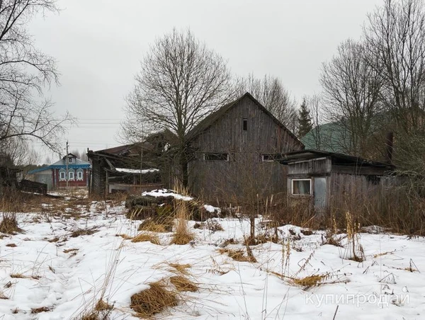 Фото Участок со строениями на берегу реки