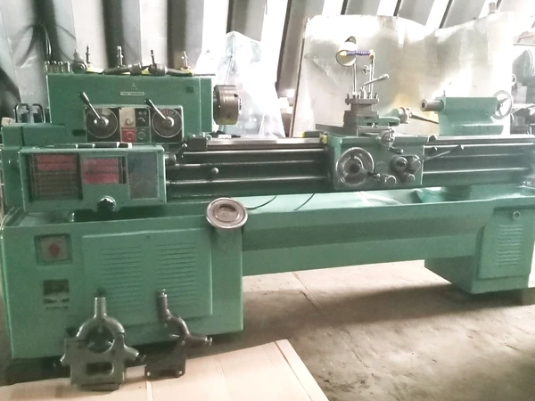 Фото СТАНОК токарный TOS SV-18RA (збруевка) из НИИ с ЛЮНЕТАМИ и ОСНАСТКОЙ