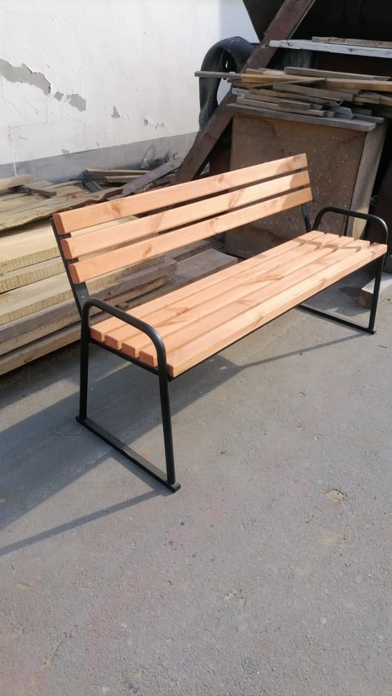 Фото Скамейка с подлокотниками для дома, сада и парка