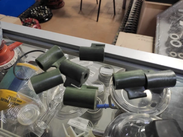 Изоляторы для электроизгороди