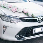 Новая белоснежная Toyota Camry с водителем