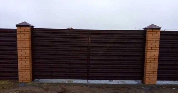 Фото Забор горизонтальный штакетник