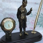 Фото №7 Сувенирное изделие "Письменный прибор с часами “Доктор" на подставке