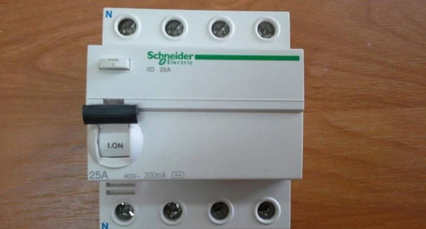 Фото Выключатель 25 ампер Schneider Electric ilD 25A 4P