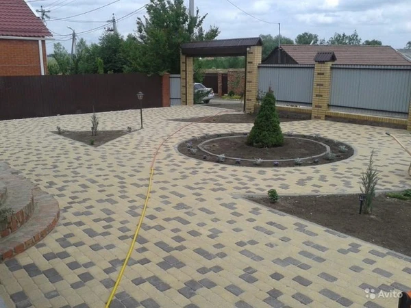 Фото Укладка тротуарной плитки.