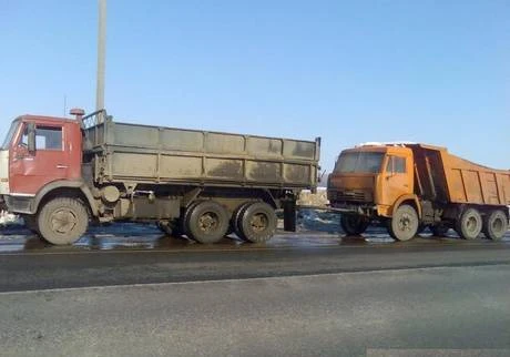 Фото Буксировка на жесткой сцепке Камазом. (грузовики,автобусы)