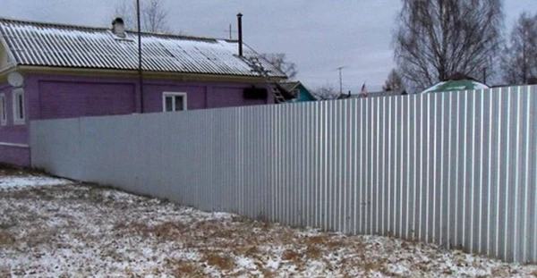 Фото Забор из бесцветного профнастила в Тюмени, Тобольске.