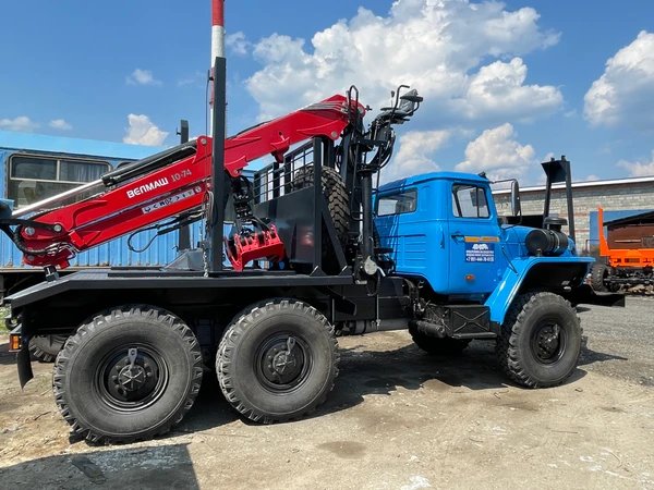Фото Лесовоз Урал 5557 с манипулятором Велмаш 10-74