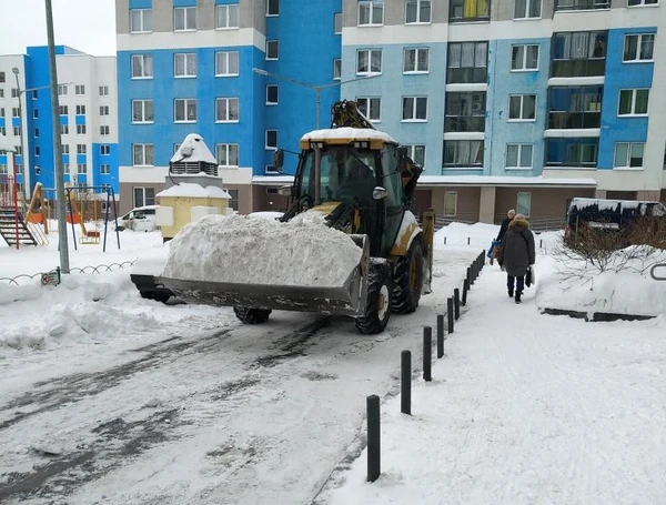 Фото Услуги по уборке снега экскаватором-погрузчиком