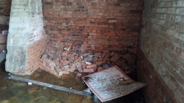 Фото Бетонирование кирпичных стен старого подвала изнутри 