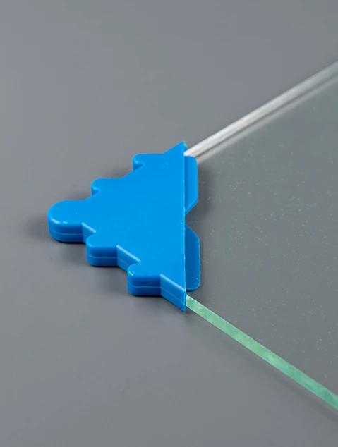 Фото Пластиковые уголки для защиты стекла и зеркал