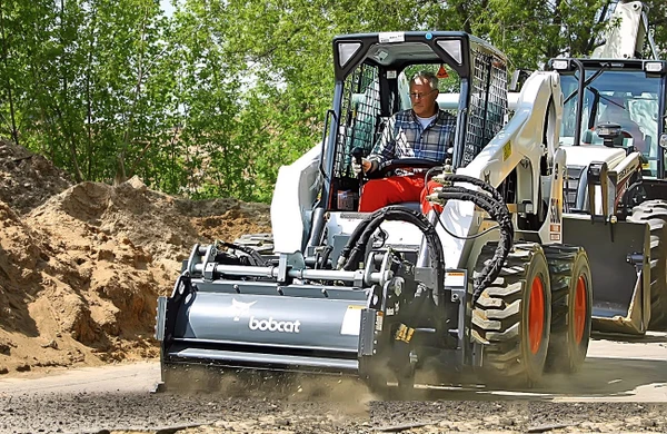 Фото Аренда BobCat S650HF мини-погрузчик с фрезой для ямочного ремонта.