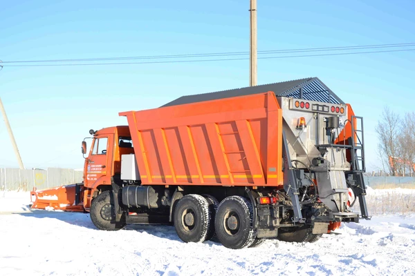 Фото Комбинированная Машина КДМ 7881010 на базе самосвала КамАЗ-6520 (Пескоразбрасывающее (нерж. сталь) + Скоростной отвал + Средний нож)