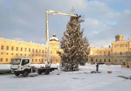 Фото Монтаж новогодних украшений, световых гирлянд в Гатчине.