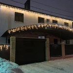 Монтаж новогоднего освещения на фасад дома