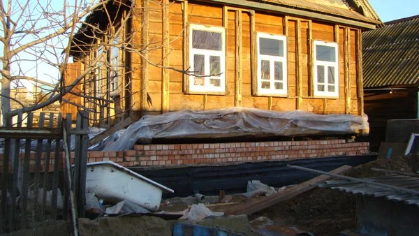 Фото Поднятие деревянных домов, устройство цоколей и фундаментов
