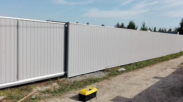 Фото Установка и изготовление заборов из профнастила