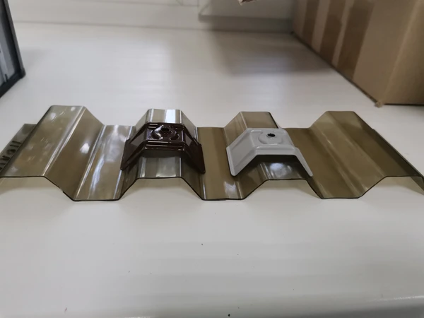 Фото Скоба для профилированного  поликарбоната