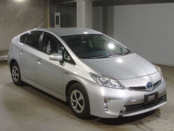 Фото Лифтбек гибрид Toyota Prius PHV кузов ZVW35 модификация G гв 2012