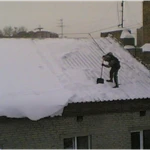 Уборка снега с крыши
