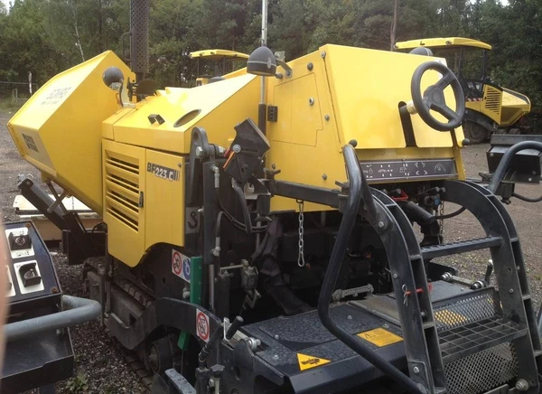 Фото Гусеничный асфальтоукладчик BOMAG BF223C