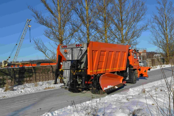 Фото КДМ-7881.01 на базе самосвала КамАЗ 6520 (Пескоразбрасывающее (нерж. сталь) + Магистральный отвал + Боковой отвал)