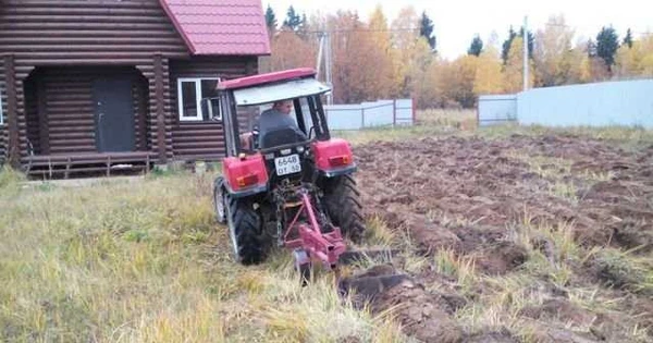 Фото Вспашка земли. Культивирование. Нарезка гряд под к