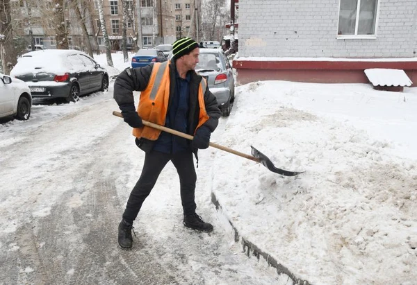 Фото Снегоуборщики снега вручную