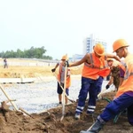 Слаженная бригада рабочих строительных профессий