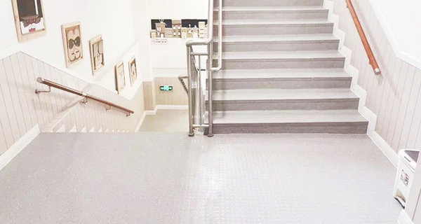 Фото Цельнолитые ступени из каучука Kavia, аэропорты, тренажерные и спортивные залы