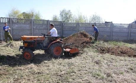 Фото Выровнять участок на даче цена