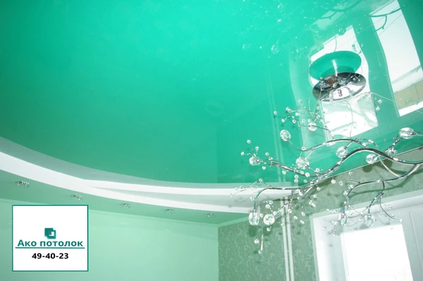 Фото Глянцевый цветной натяжной потолок в Омске