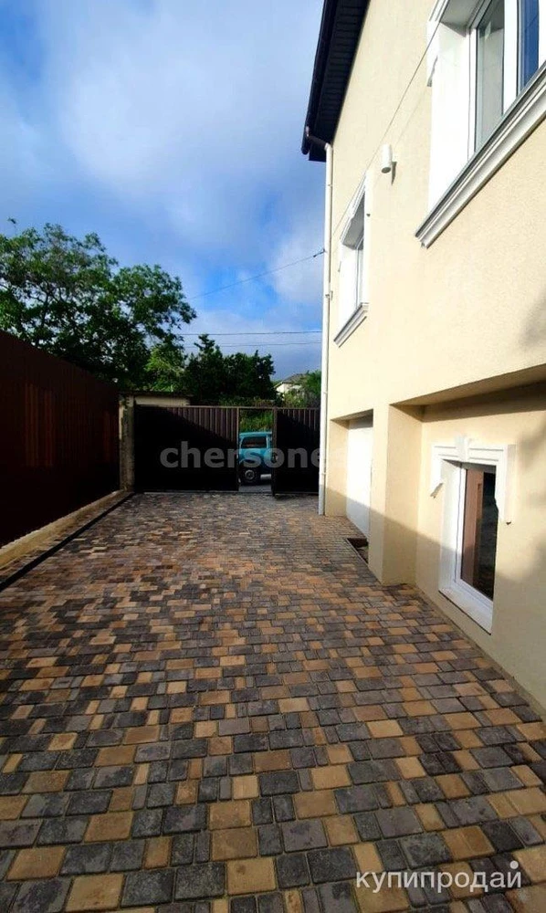 Фото Продаётся гостевой дом -500кв.м. + участок 7 соток.